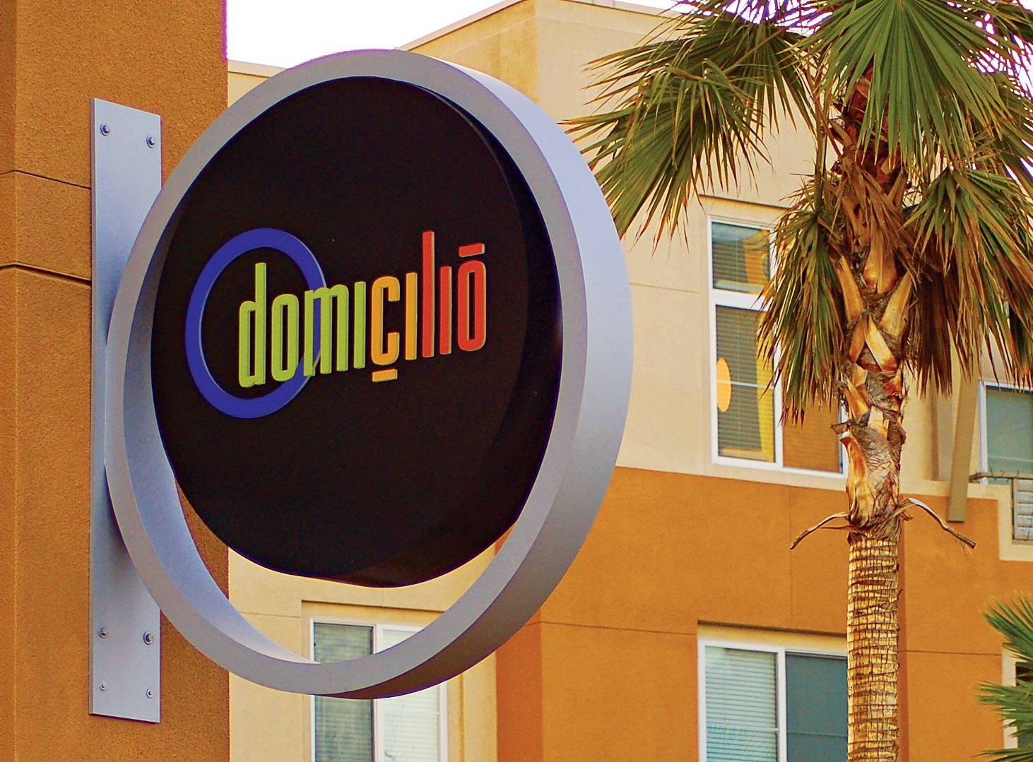 Sobrato – Domicilio Exterior Blade Sign